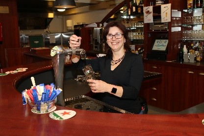 Anke aan het werk achter de bar.